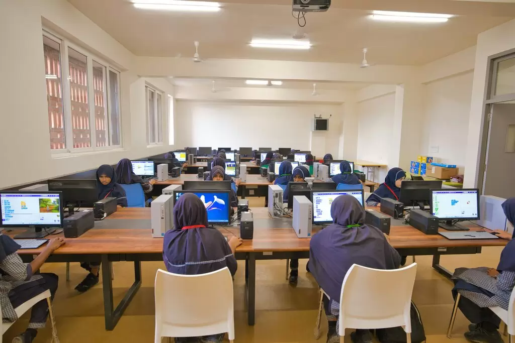Can Online Education Truly Solve the Problem of Limited Resources?